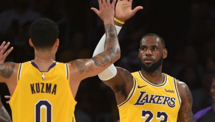  詹姆斯里程碑夜湖人险胜雷霆  