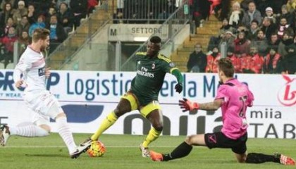  AC米兰门将多次神扑保住胜局  