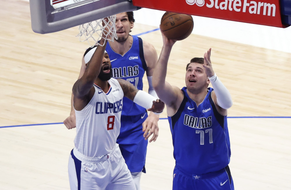  特雷杨52分对飙东契奇，老鹰加时胜独行侠  