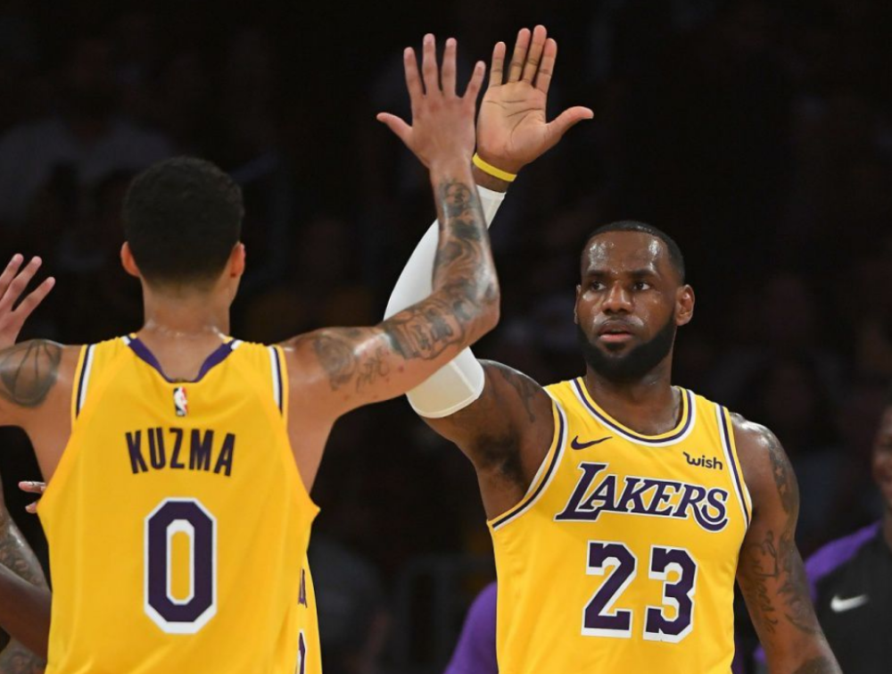  詹姆斯里程碑夜湖人险胜雷霆  