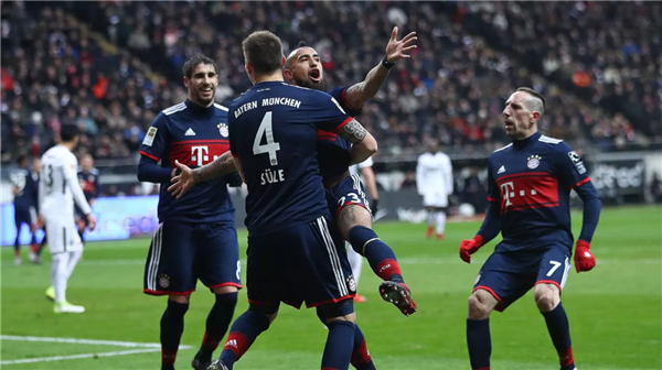  弗赖堡攻击群集体发威，德甲弱旅变身进球机器  